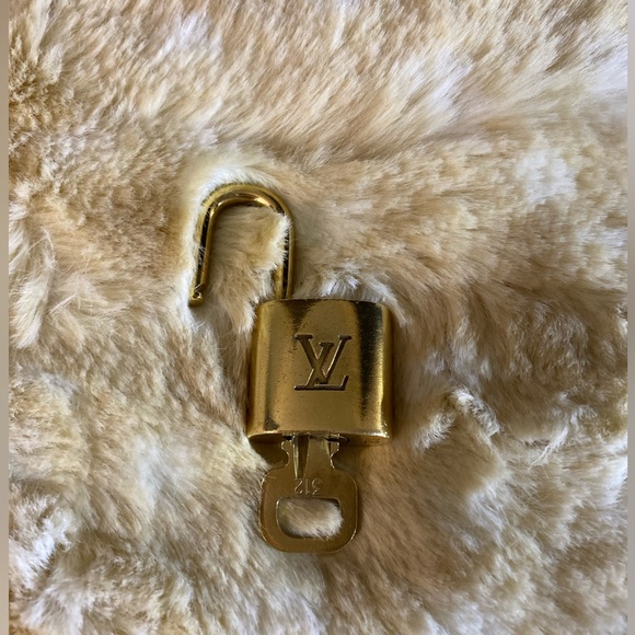 Louis Vuitton #312 Lock & Key - Picture 4 of 8